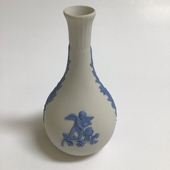 Wedgwood Jasperware Bud Vase Reverse Blue on Cream Cherub 5 1/2” Tall England - Picture 1 of 14
